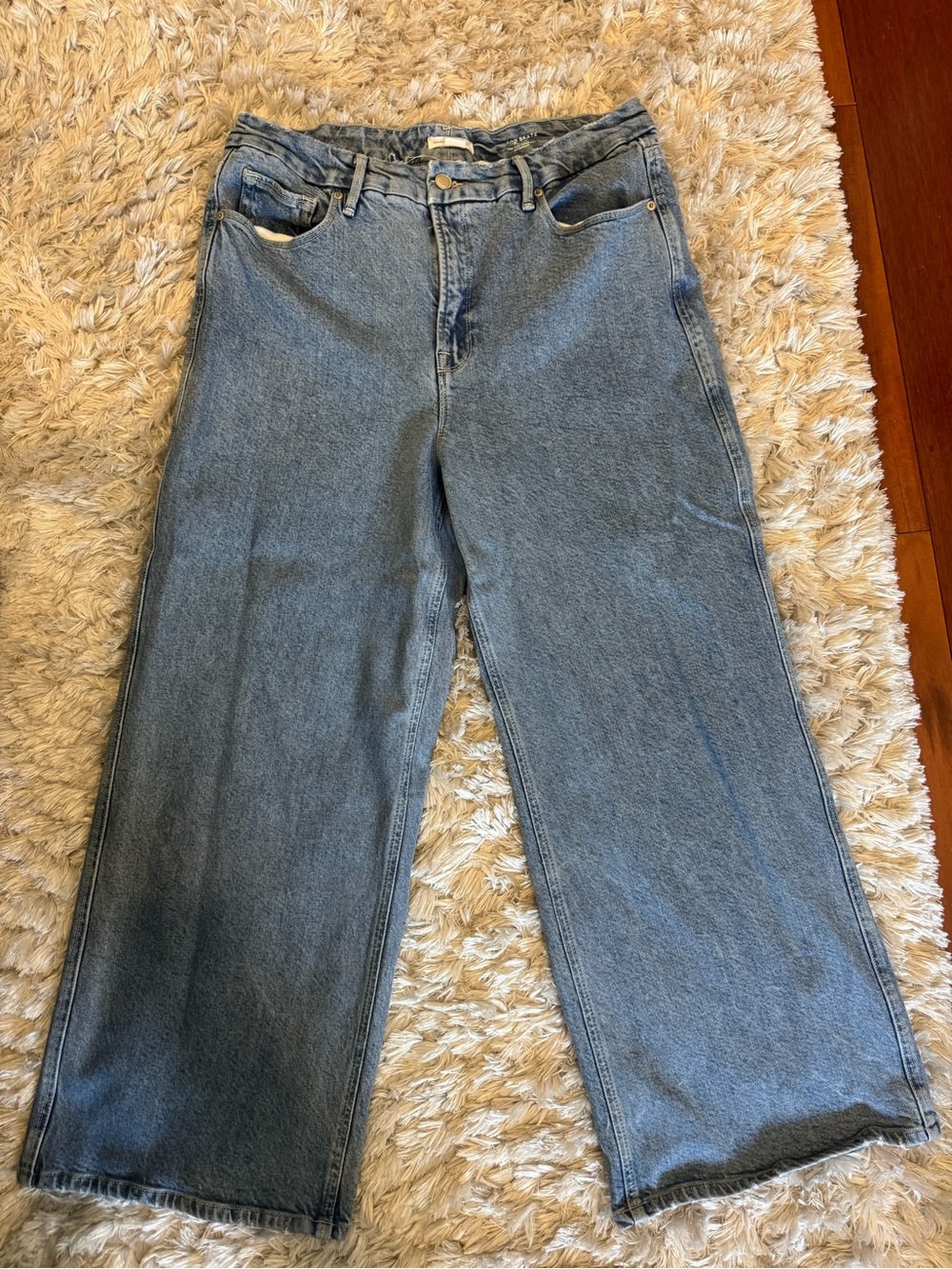 Good American Straight-Leg Jeans in Light Blue Denim